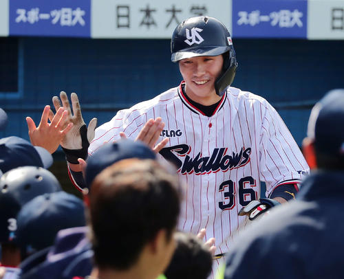 ヤクルト対阪神　3回裏ヤクルト無死、広岡は先制本塁打を放ってナインの祝福を受ける（撮影・丹羽敏通）