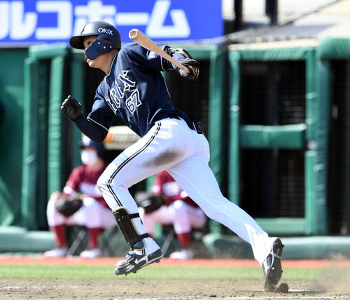 楽天対オリックス　5回表オリックス無死、中川は勝ち越しの左越えソロ本塁打を放つ（撮影・滝沢徹郎）