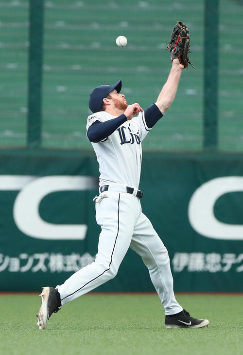 西武対日本ハム　4回表日本ハム2死、横尾の打球を落球する左翼手スパンジェンバーグ（撮影・足立雅史）