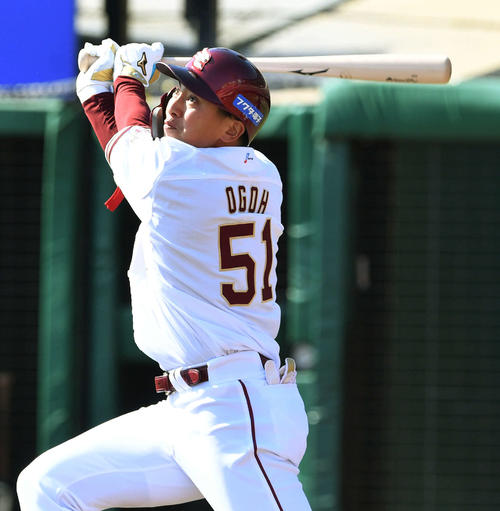 楽天対オリックス　5回裏楽天1死、小郷は左越えソロ本塁打を放つ（撮影・滝沢徹郎）