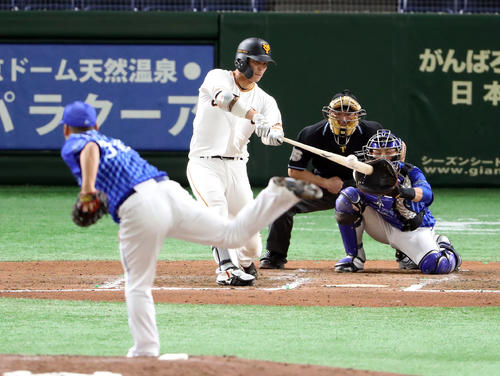 巨人対DeNA　6回裏巨人無死、ソロ本塁打を放つ大城。投手武藤（撮影・狩俣裕三）