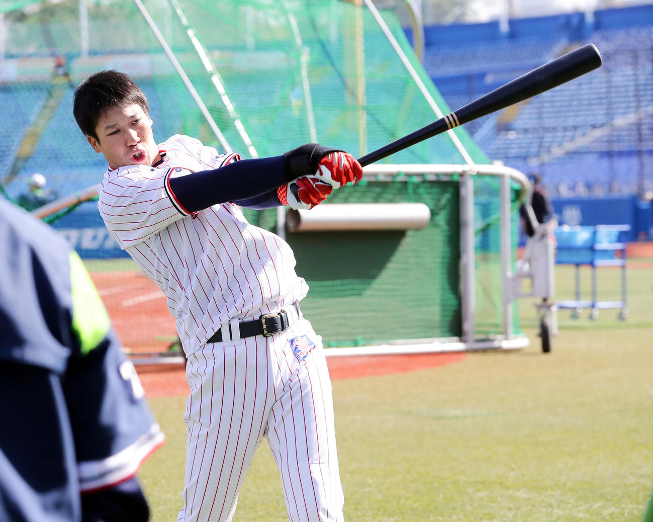 ヤクルト対阪神　別メニューのヤクルト山田哲は、ティー打撃する（撮影・浅見桂子）