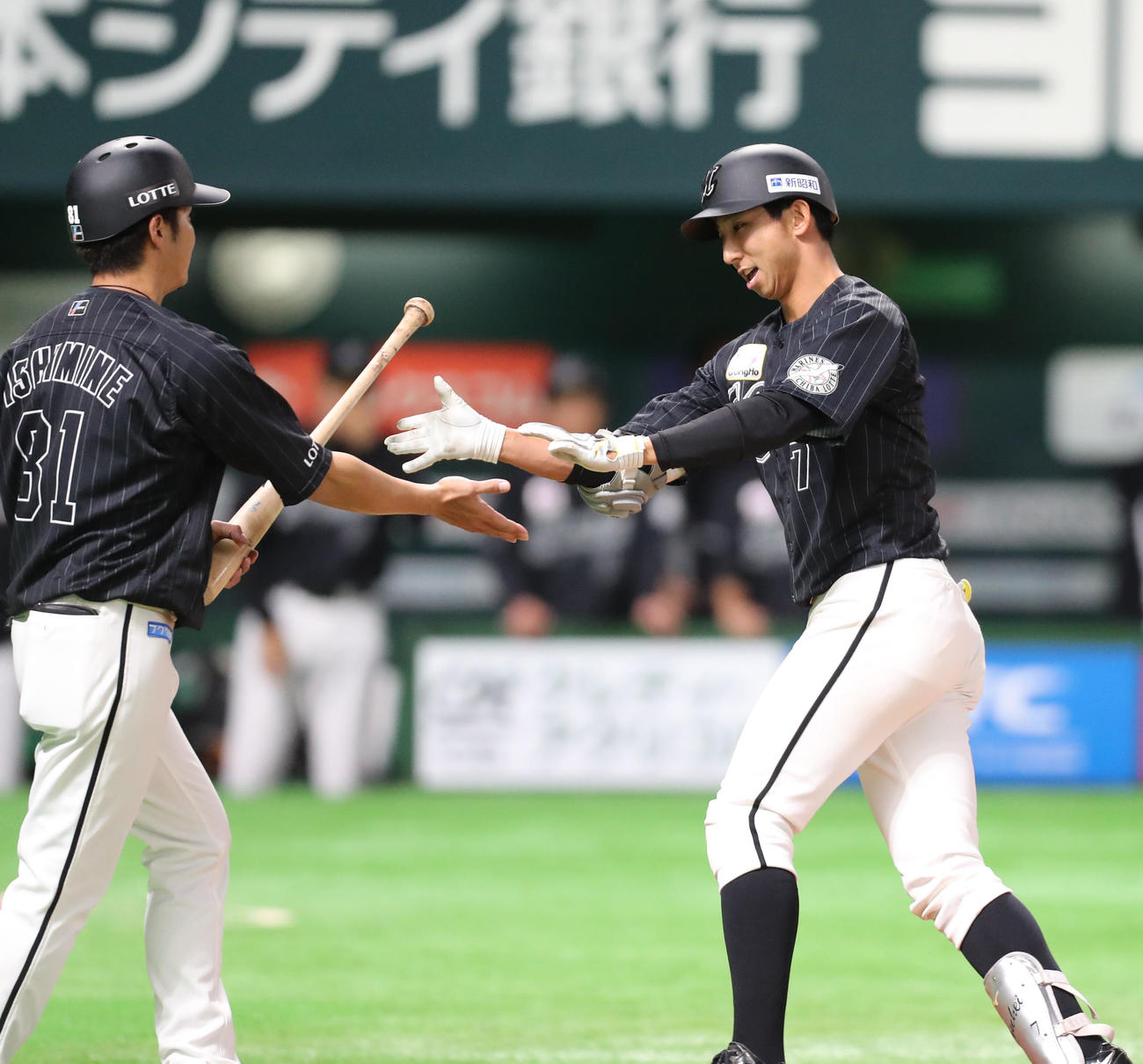 ソフトバンク対ロッテ　1回表ロッテ無死、福田秀平は右越えに先制本塁打を放ちナインとハイタッチをかわす（撮影・梅根麻紀）