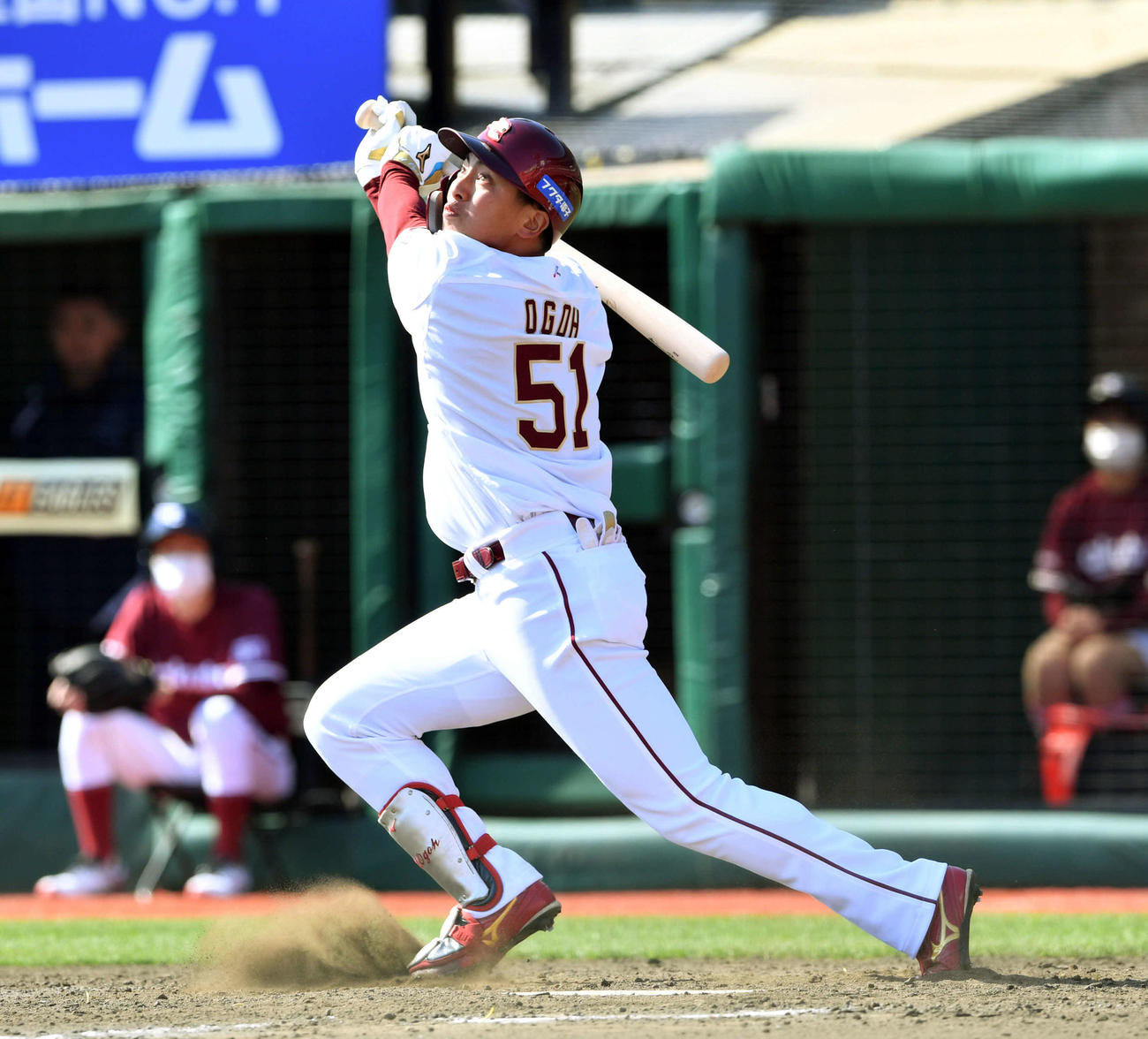 楽天対オリックス　5回裏楽天1死、小郷は左越えソロ本塁打を放つ（撮影・滝沢徹郎）