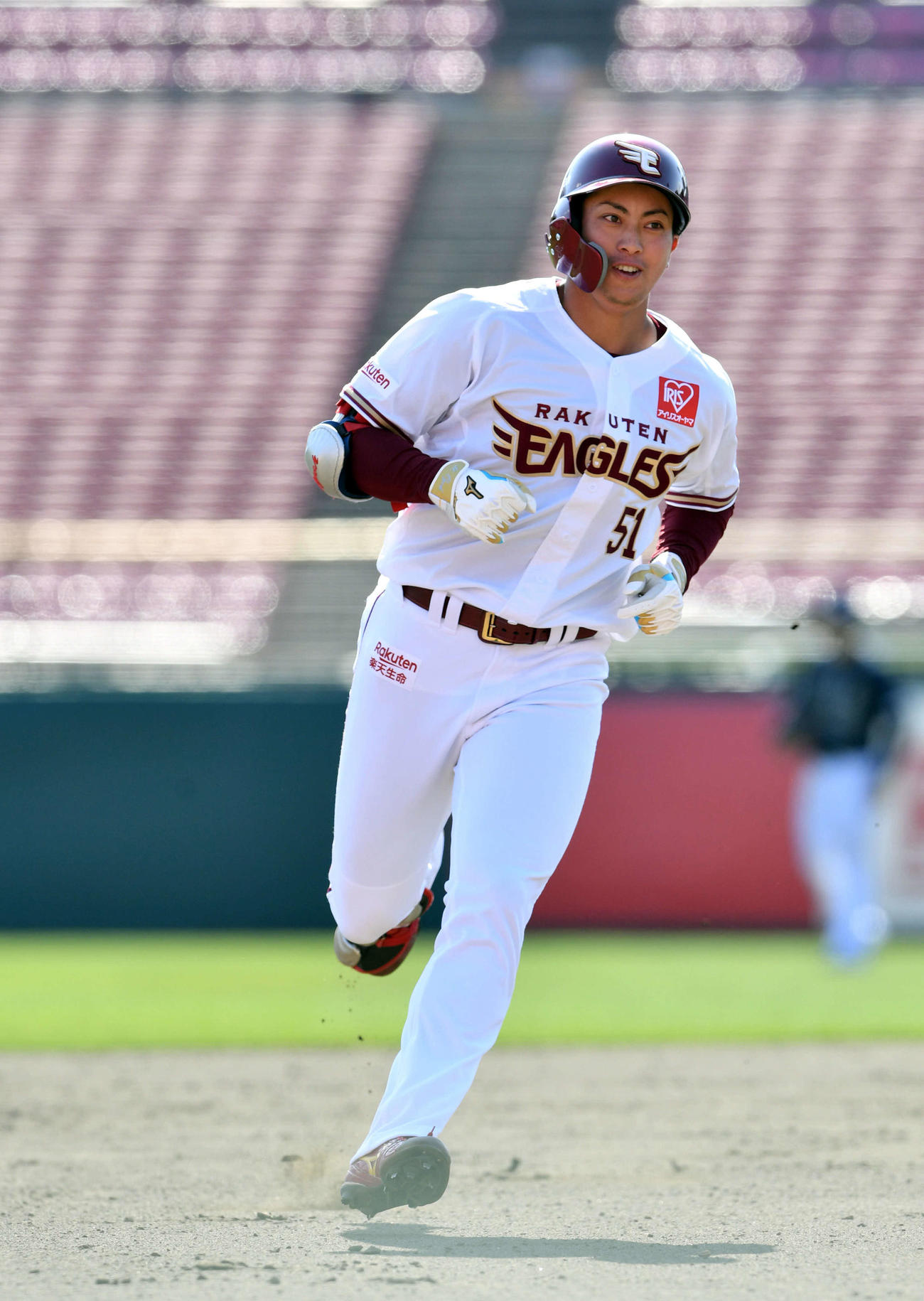 楽天対オリックス　5回裏楽天1死、左越えソロ本塁打を放ち笑顔で塁を回る小郷（撮影・滝沢徹郎）