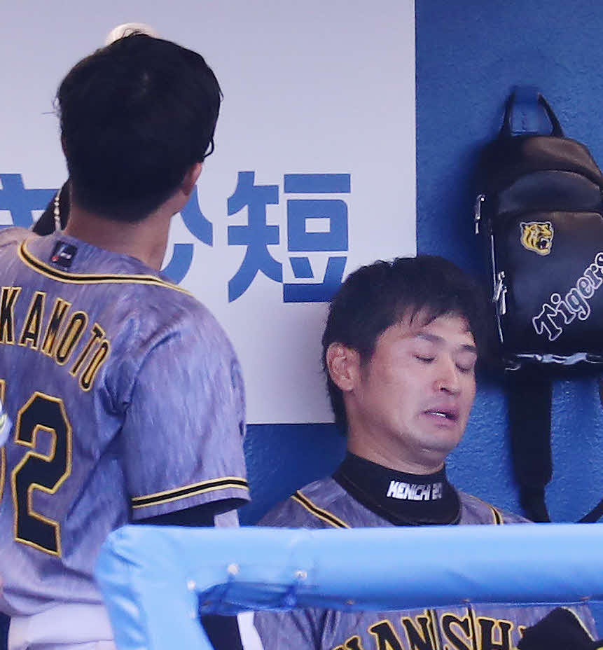 ヤクルト対阪神　3回、6点を失った阪神先発の中田（右）。左は捕手の坂本（撮影・丹羽敏通）