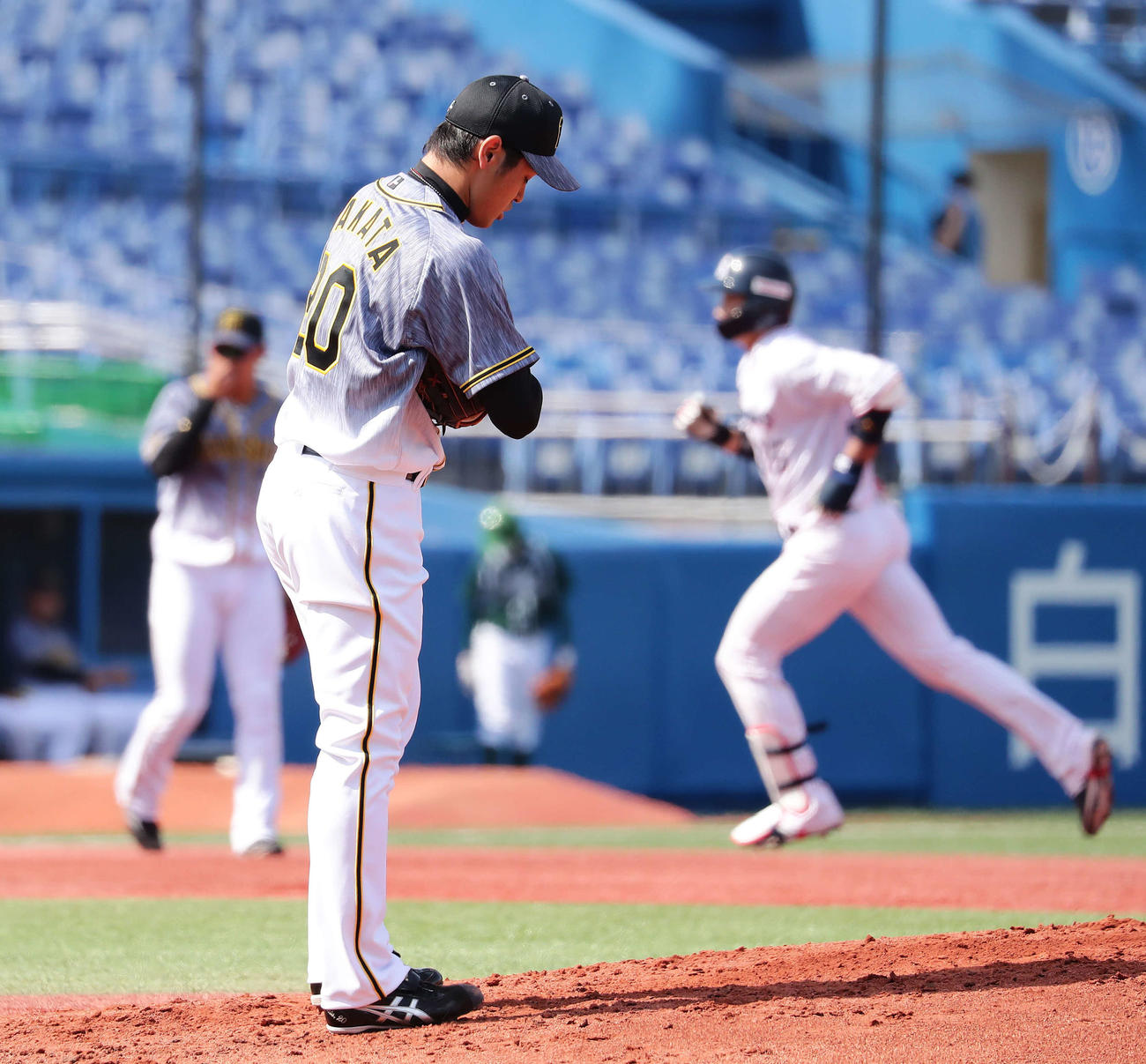 ヤクルト対阪神　3回裏ヤクルト無死、広岡に先制本塁打を打たれた阪神先発の中田（撮影・丹羽敏通）