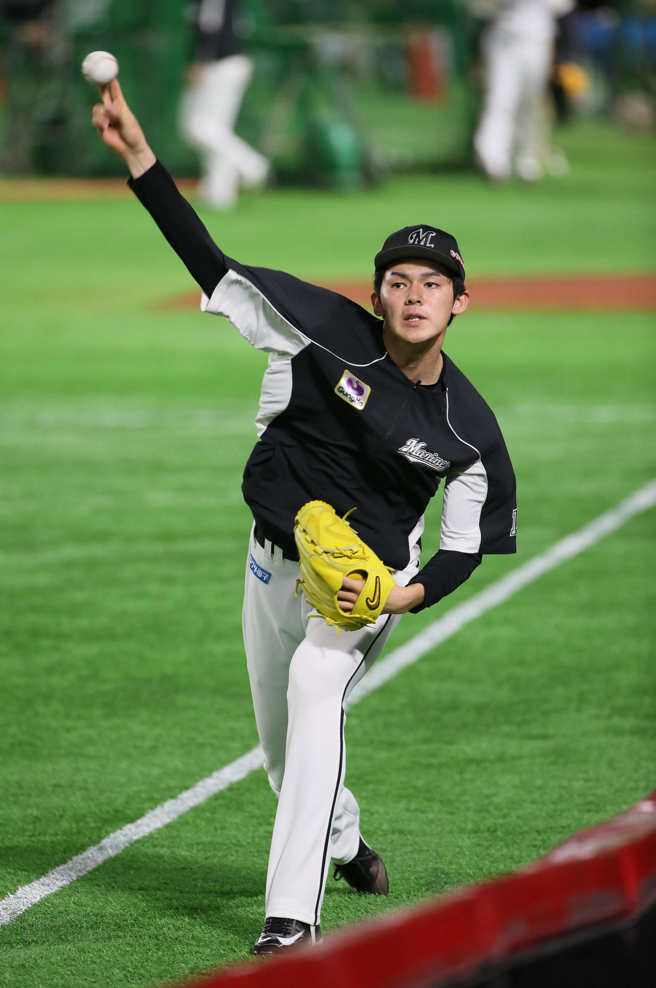 ソフトバンク対ロッテ　練習試合　キャッチボールする佐々木朗（撮影・栗木一考）