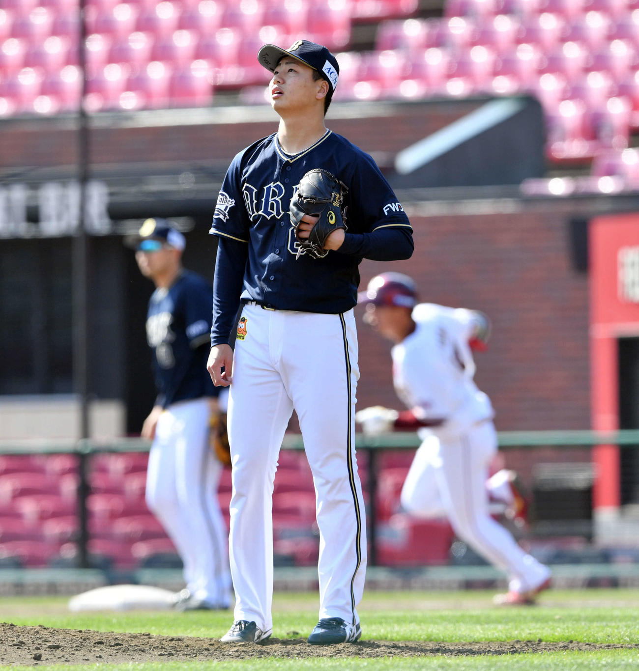 楽天対オリックス　5回裏楽天1死、小郷（奥右）にソロ本塁打を浴びる漆原（手前）（撮影・滝沢徹郎）