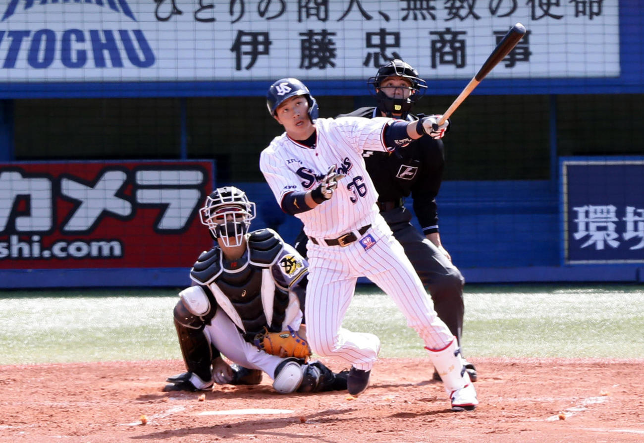 ヤクルト対阪神　3回裏ヤクルト無死、広岡は左中間にソロ本塁打を放つ（撮影・浅見桂子）