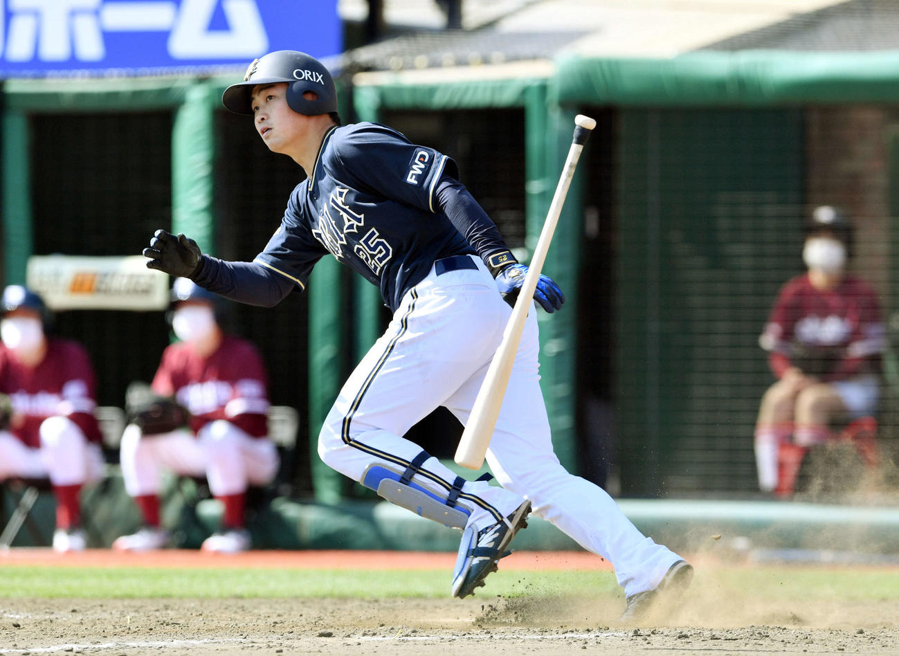 楽天対オリックス　5回表オリックス2死一、三塁、西村は左適時二塁打を放つ（撮影・滝沢徹郎）