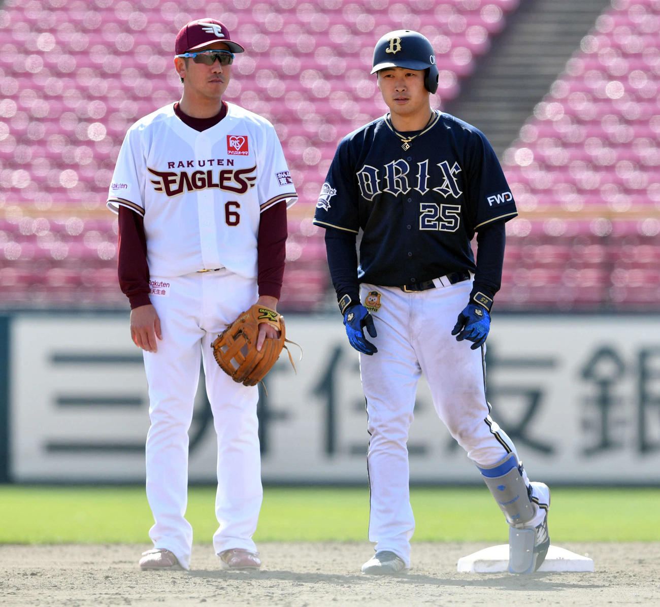 楽天対オリックス　5回表オリックス2死一、三塁、左適時二塁打を放った西村（右）。左は藤田（撮影・滝沢徹郎）
