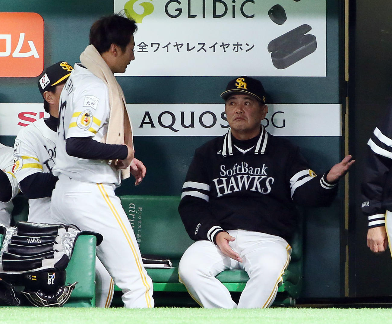 ソフトバンク対ロッテ　練習試合　7回1失点の二保（左）を出迎える工藤監督（撮影・栗木一考）
