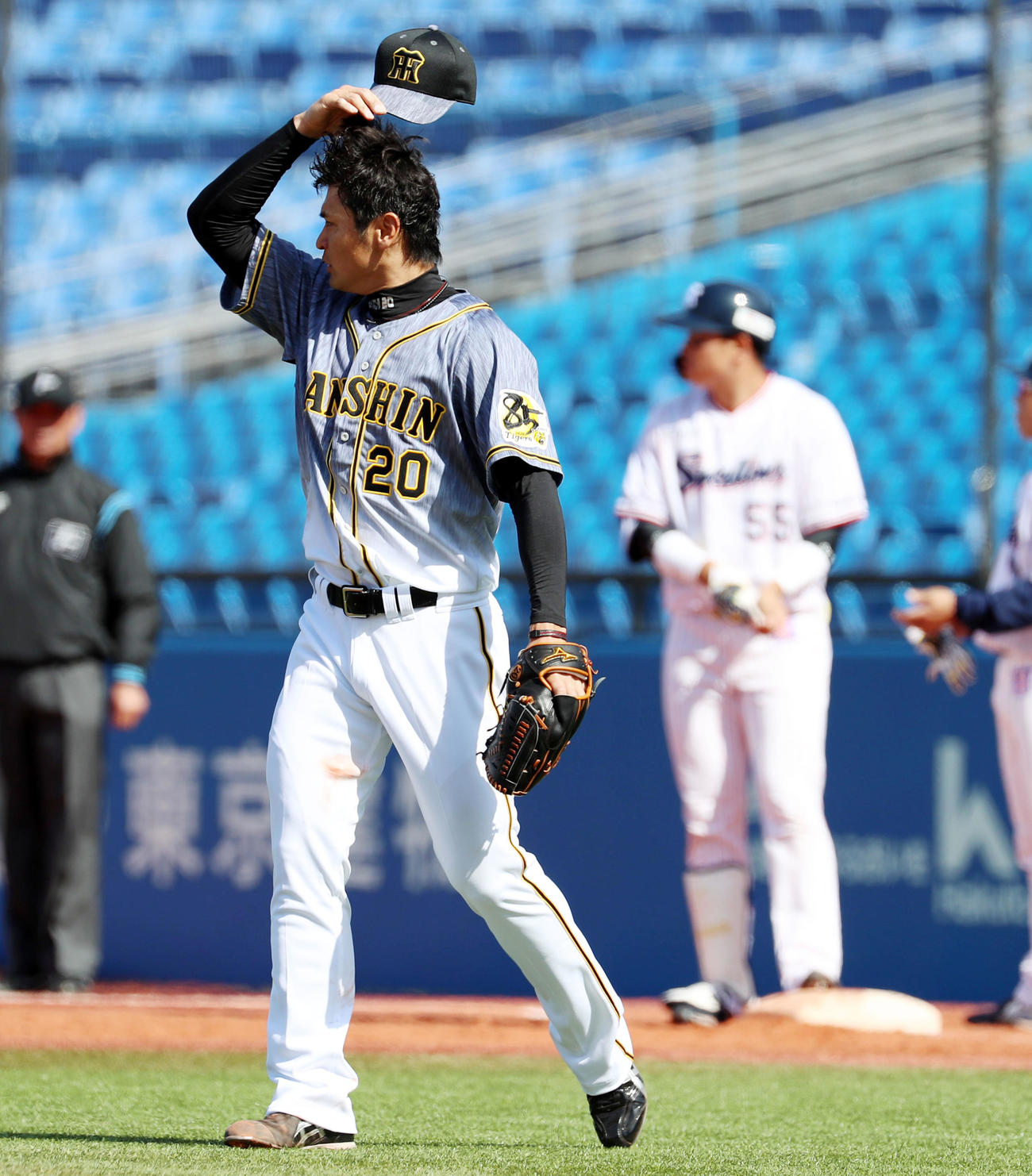 ヤクルト対阪神　3回裏ヤクルト1死一、二塁、中田は村上に一塁内野安打を許し汗をぬぐいながらマウンドへ向かう（撮影・加藤哉）