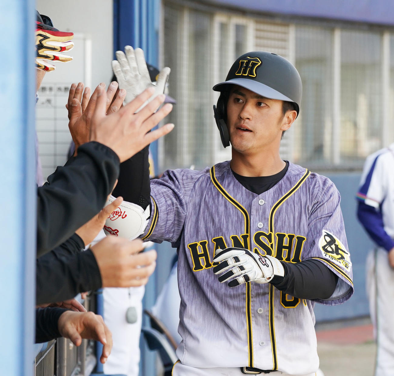 本塁打を放ちベンチで迎えられる阪神板山（撮影・森本幸一）
