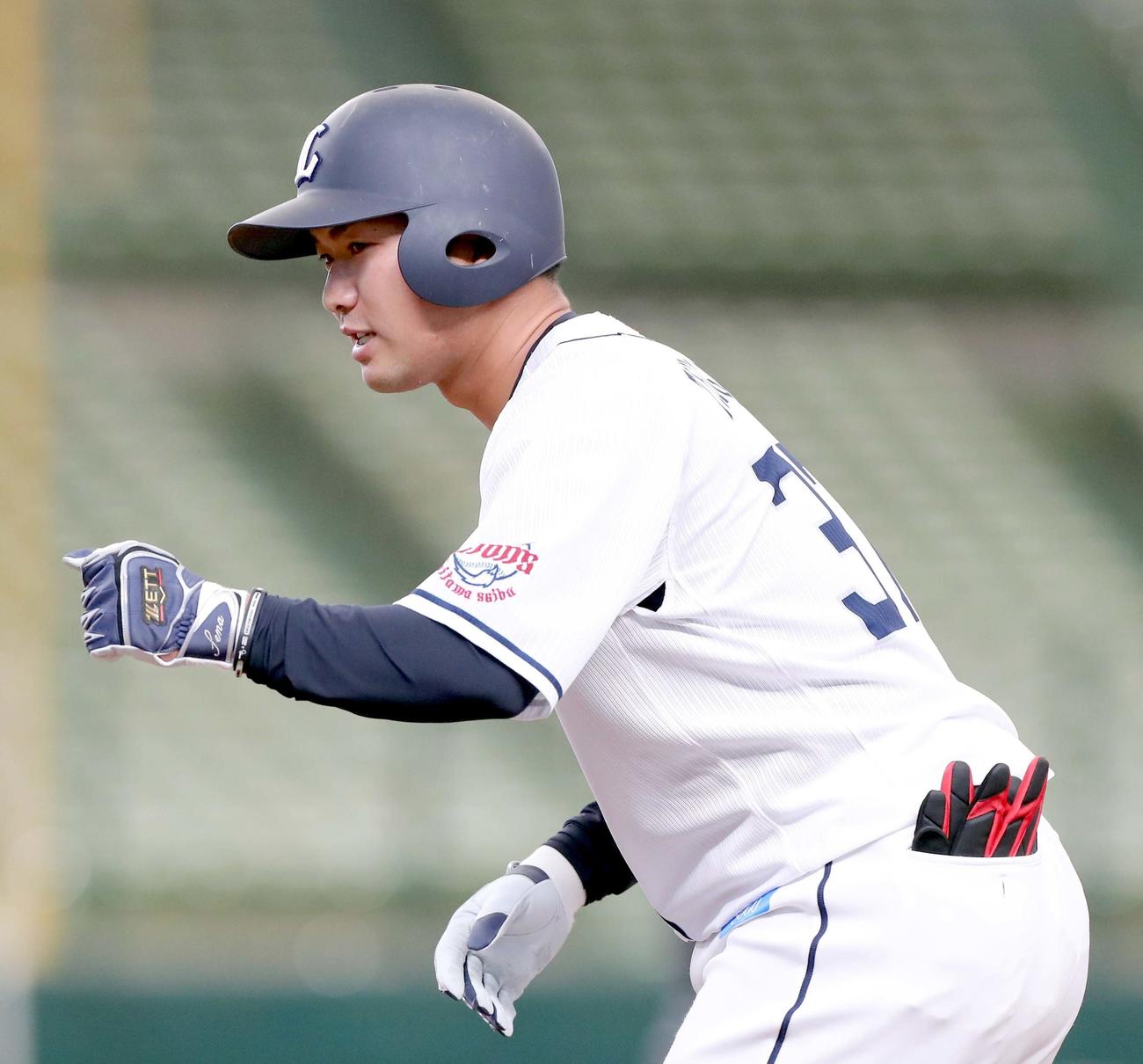 西武対日本ハム　9回裏西武2死一、二塁、柘植は左前適時打を放つ（撮影・佐藤翔太）