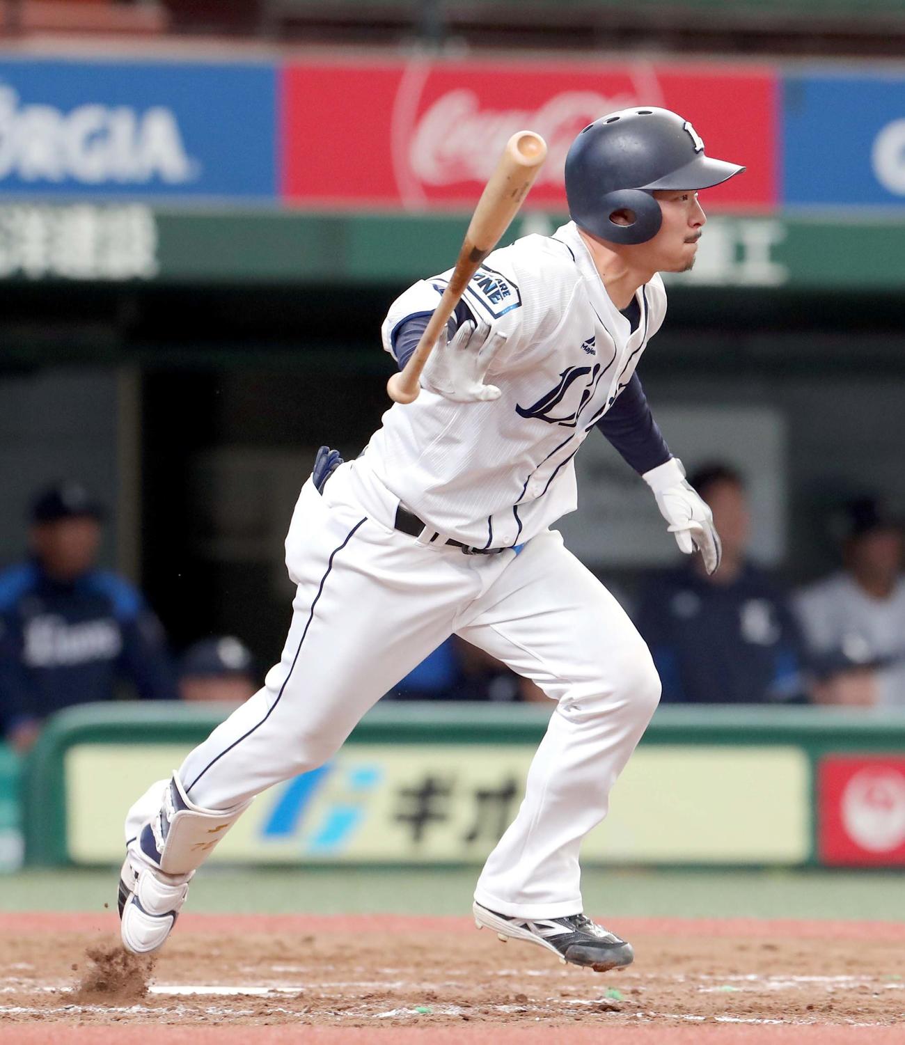 西武対日本ハム　9回裏西武2死一、二塁、川越は中前適時打を放つ（撮影・佐藤翔太）