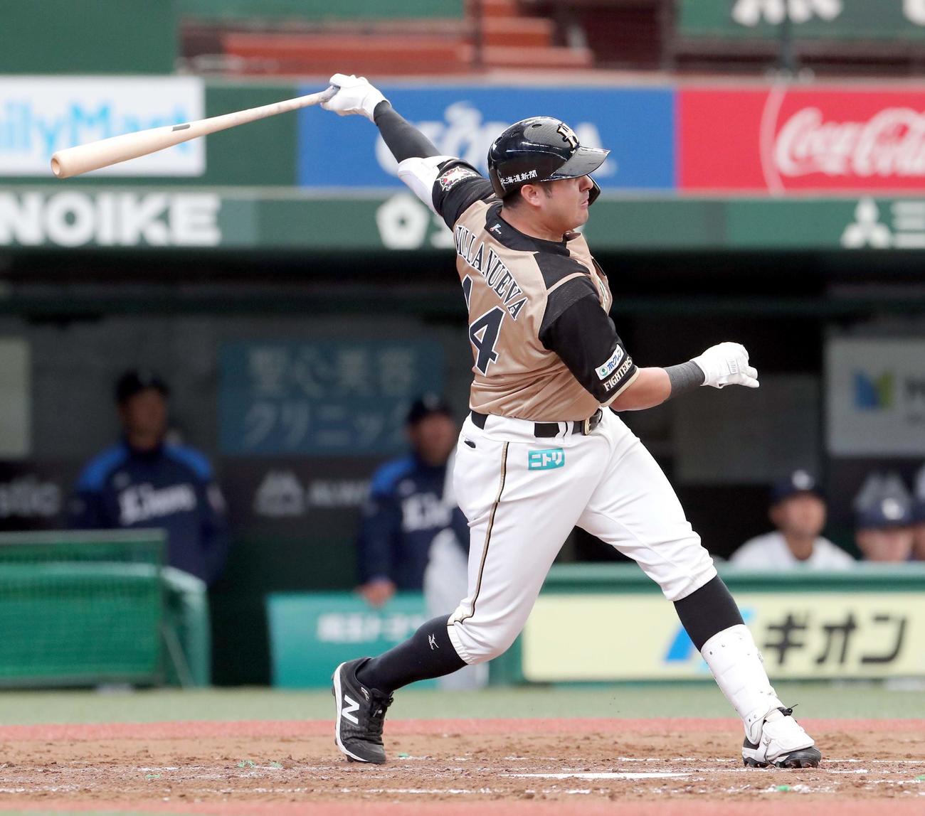 西武対日本ハム　4回表日本ハム1死一、二塁、ビヤヌエバは逆転となる左越え3点本塁打を放つ（撮影・佐藤翔太）