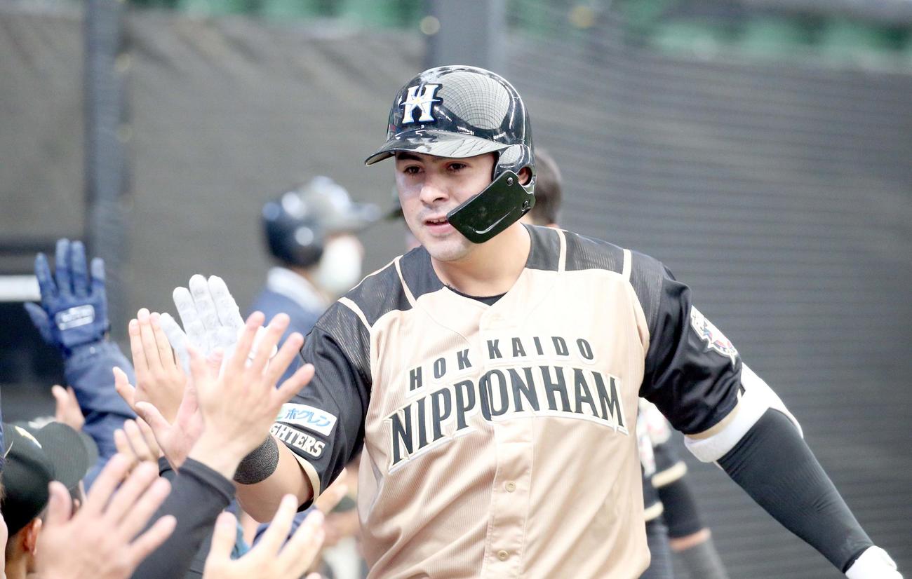 西武対日本ハム　4回表日本ハム1死一、二塁、逆転となる左越え3点本塁打を放ちチームメートに出迎えられるビヤヌエバ（撮影・佐藤翔太）