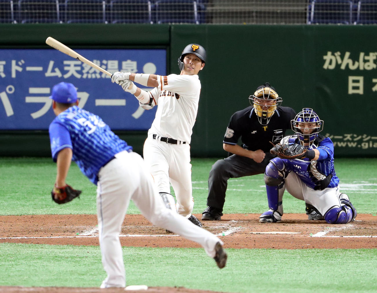 巨人対DeNA　6回裏巨人無死、ソロ本塁打を放つ大城。投手武藤（撮影・狩俣裕三）