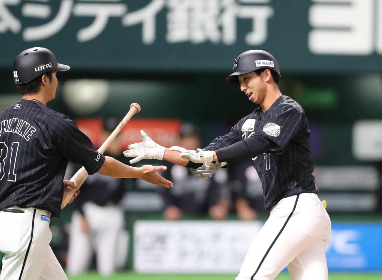 ソフトバンク対ロッテ　1回表ロッテ無死、福田秀平は右越えに先制本塁打を放ちナインとハイタッチをかわす（撮影・梅根麻紀）