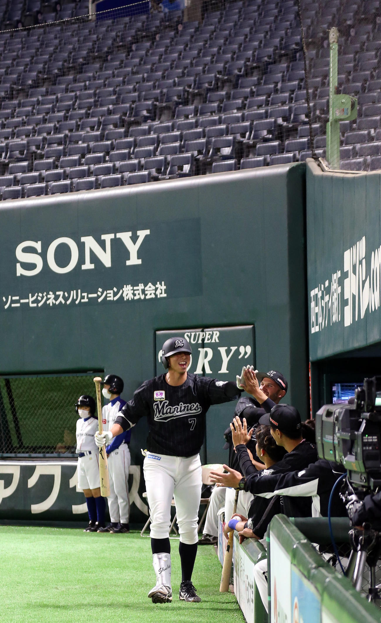 ソフトバンク対ロッテ　1回表ロッテ無死、福田秀は右越え先頭打者本塁打を放ちハイタッチ（撮影・栗木一考）