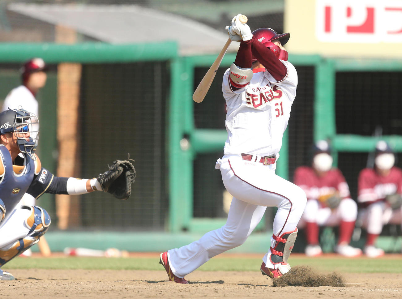 楽天対オリックス　5回裏楽天1死、左越え本塁打を放つ小郷（撮影・野上伸悟）
