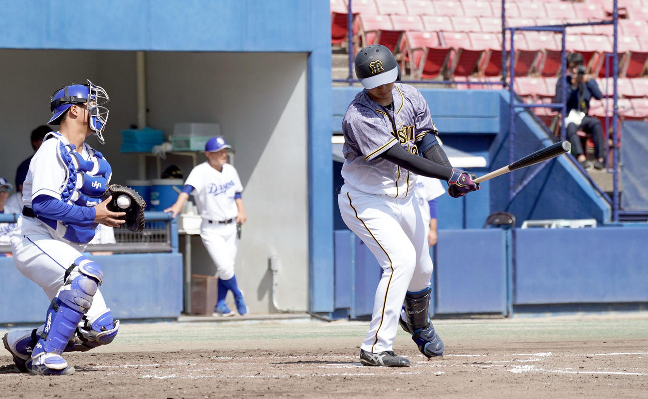 プロ野球ウエスタン練習試合　中日対阪神　3回表阪神2死一塁、三振に倒れる井上広大（撮影・森本幸一）