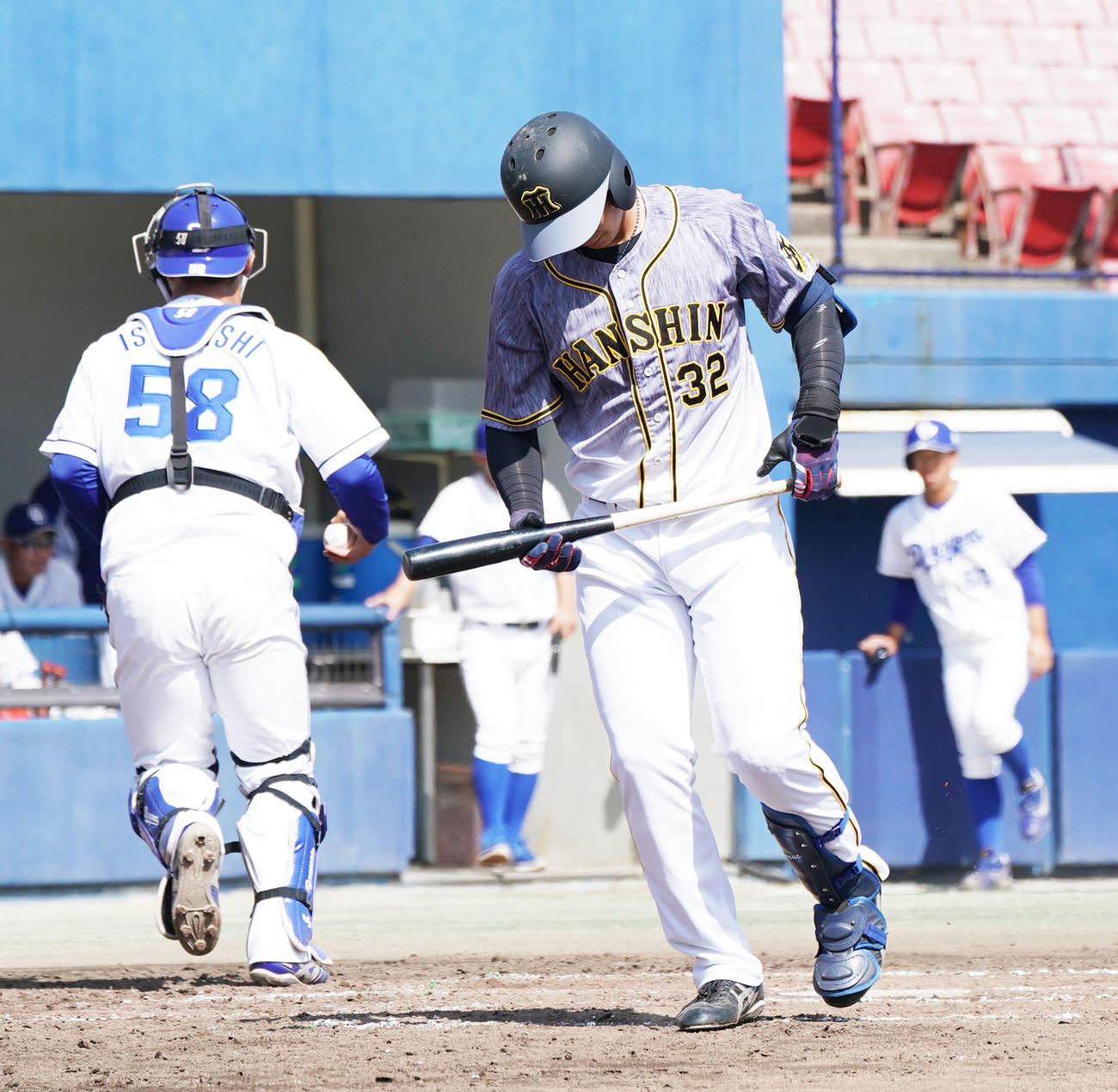 三振に倒れた井上はガックリ（撮影・森本幸一）
