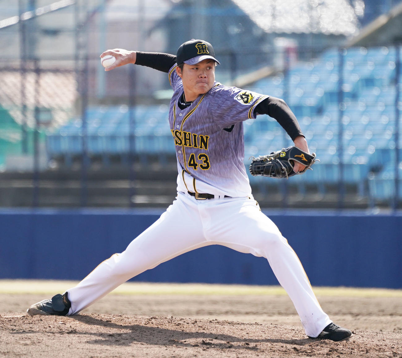 プロ野球ウエスタン練習試合　中日対阪神　5回裏、阪神2番手で登板する守屋功輝（撮影・森本幸一）