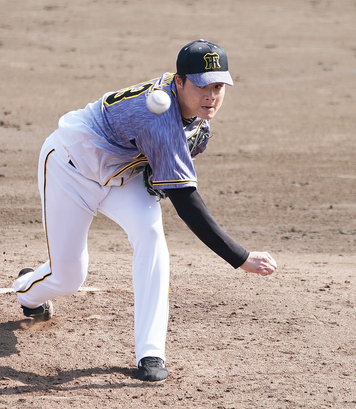 プロ野球ウエスタン練習試合　中日対阪神　5回裏、阪神2番手で登板する守屋功輝（撮影・森本幸一）