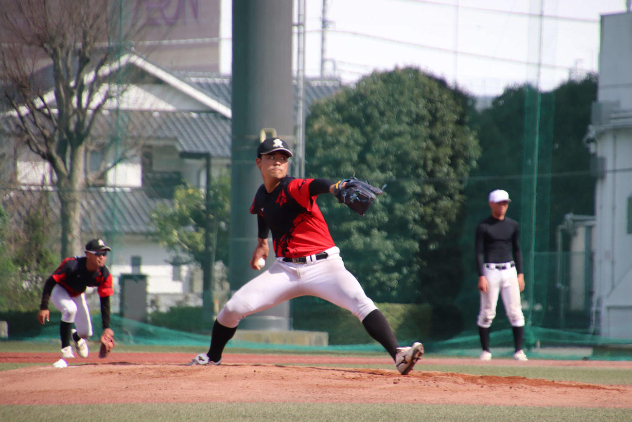 亜大対日体大オープン戦　8回を投げ6安打3失点に抑えた先発の内間投手（撮影・保坂淑子）