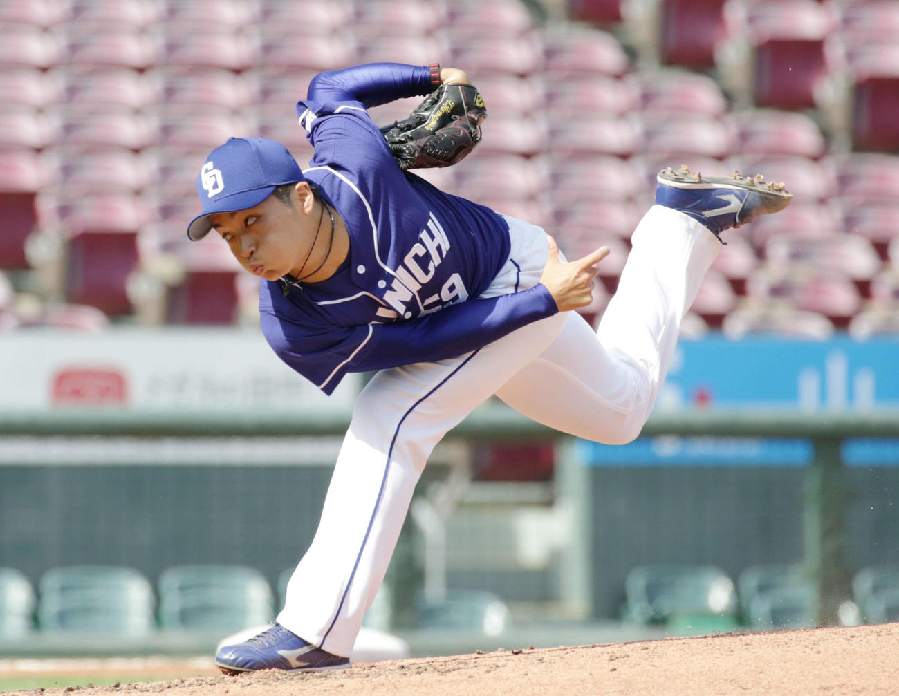 2番手で登板した中日山本拓実（撮影・加藤孝規）