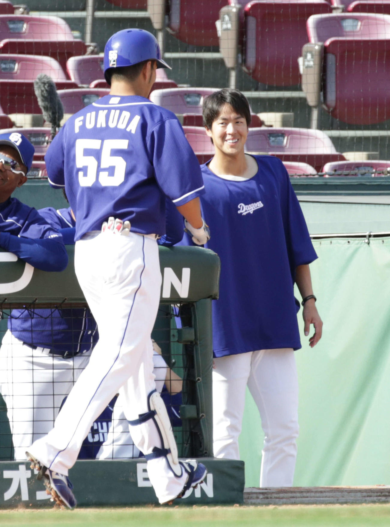 広島対中日　7回表中日2死、福田永将は先制左越え本塁打を放った福田は梅津に迎えられる（撮影・加藤孝規）