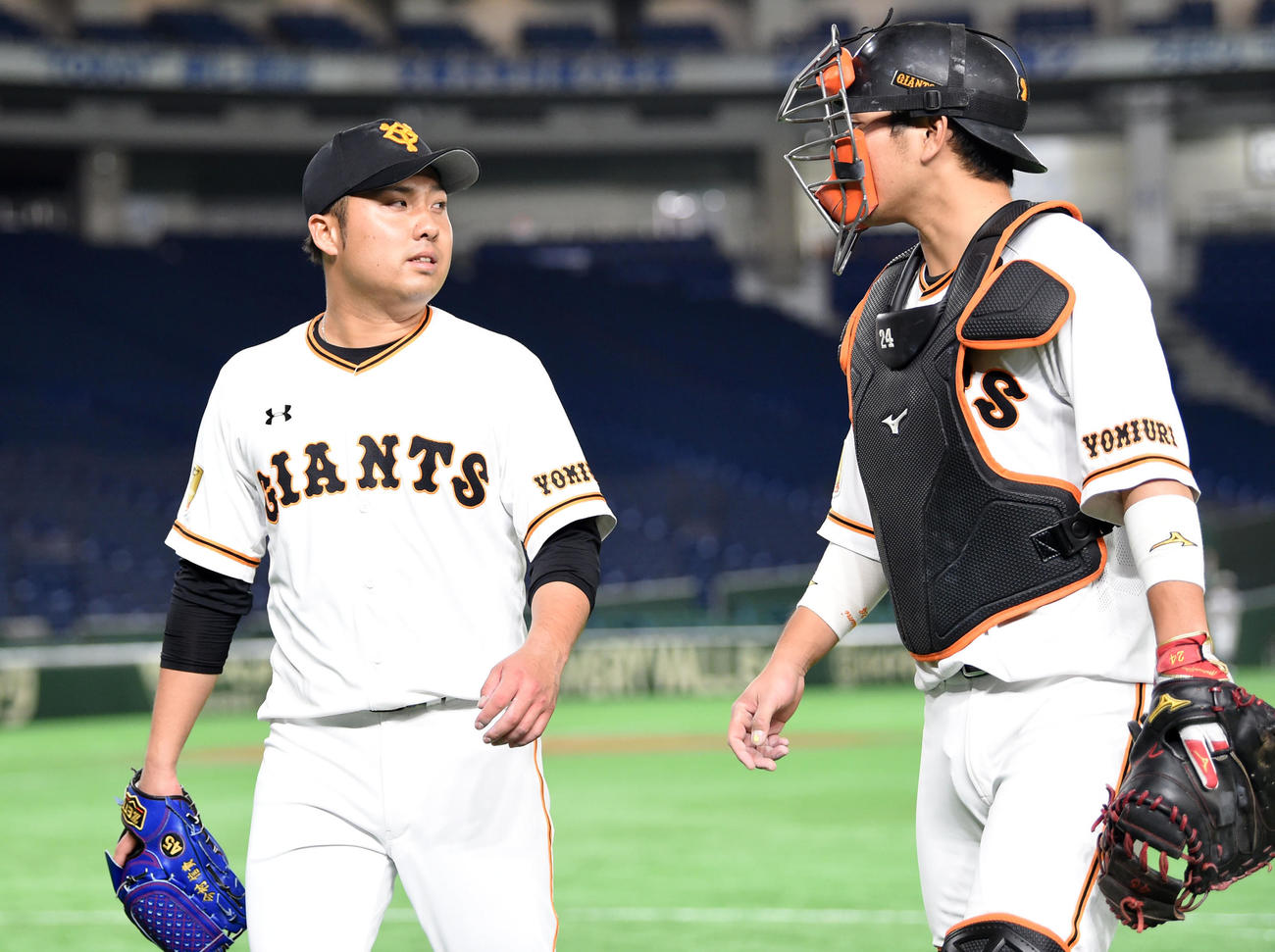 巨人対DeNA　8回表を無失点に抑えベンチへ引き揚げる巨人今村（左）と大城（撮影・横山健太）