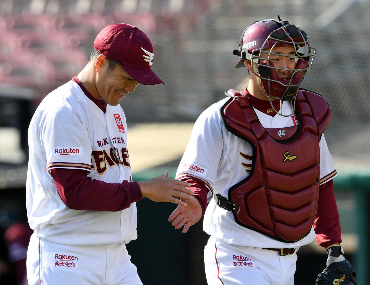 楽天対オリックス　6回から3番手で登板し2回を投げ終えた則本昂（左）は足立とタッチを交わす（撮影・滝沢徹郎）