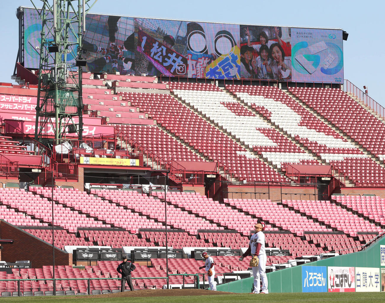 楽天対オリックス　6回表から登板の楽天則本昂は、無観客でファンから送られた応援写真が映し出される中、投球前に空を見上げる（撮影・野上伸悟）