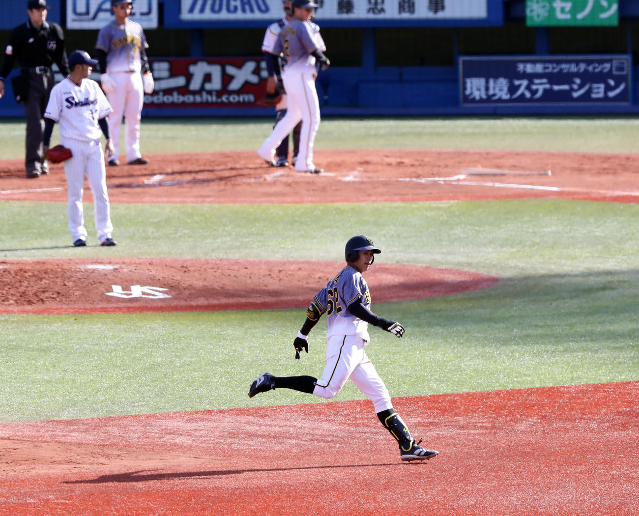 ヤクルト対阪神　7回表阪神2死満塁、植田は左翼に満塁本塁打をち、信じられないという表情でダイヤモンドを回る（撮影・浅見桂子）