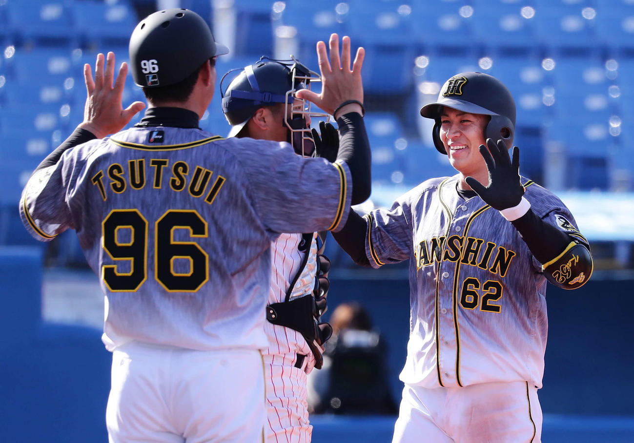 ヤクルト対阪神　7回表阪神2死満塁、植田（右）は左越えに満塁本塁打を放って筒井コーチに迎えられる（撮影・丹羽敏通）