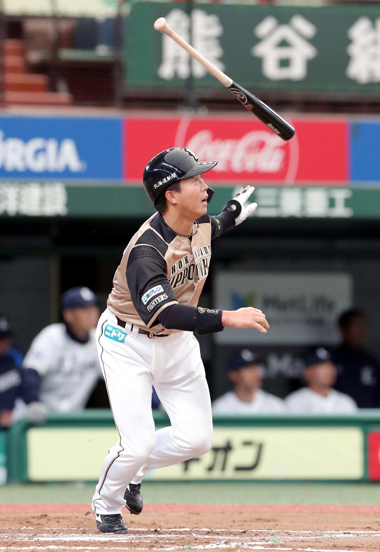 西武対日本ハム　7回表日本ハム無死、鶴岡は二塁打を放つ（撮影・佐藤翔太）