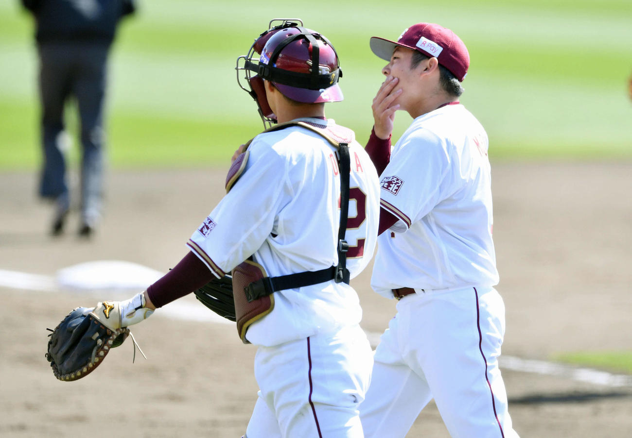 楽天対オリックス　2回に同点に追いつかれ厳しい表情でベンチへ引き揚げる楽天松井（奥）。手前は太田（撮影・滝沢徹郎）
