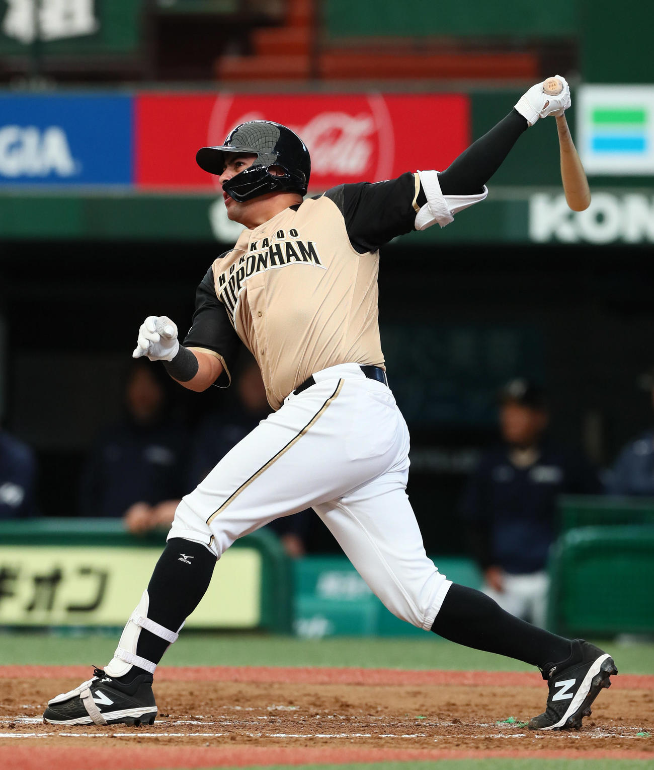 西武対日本ハム　4回表日本ハム1死一、二塁、左越え3点本塁打を放つビヤヌエバ（撮影・足立雅史）
