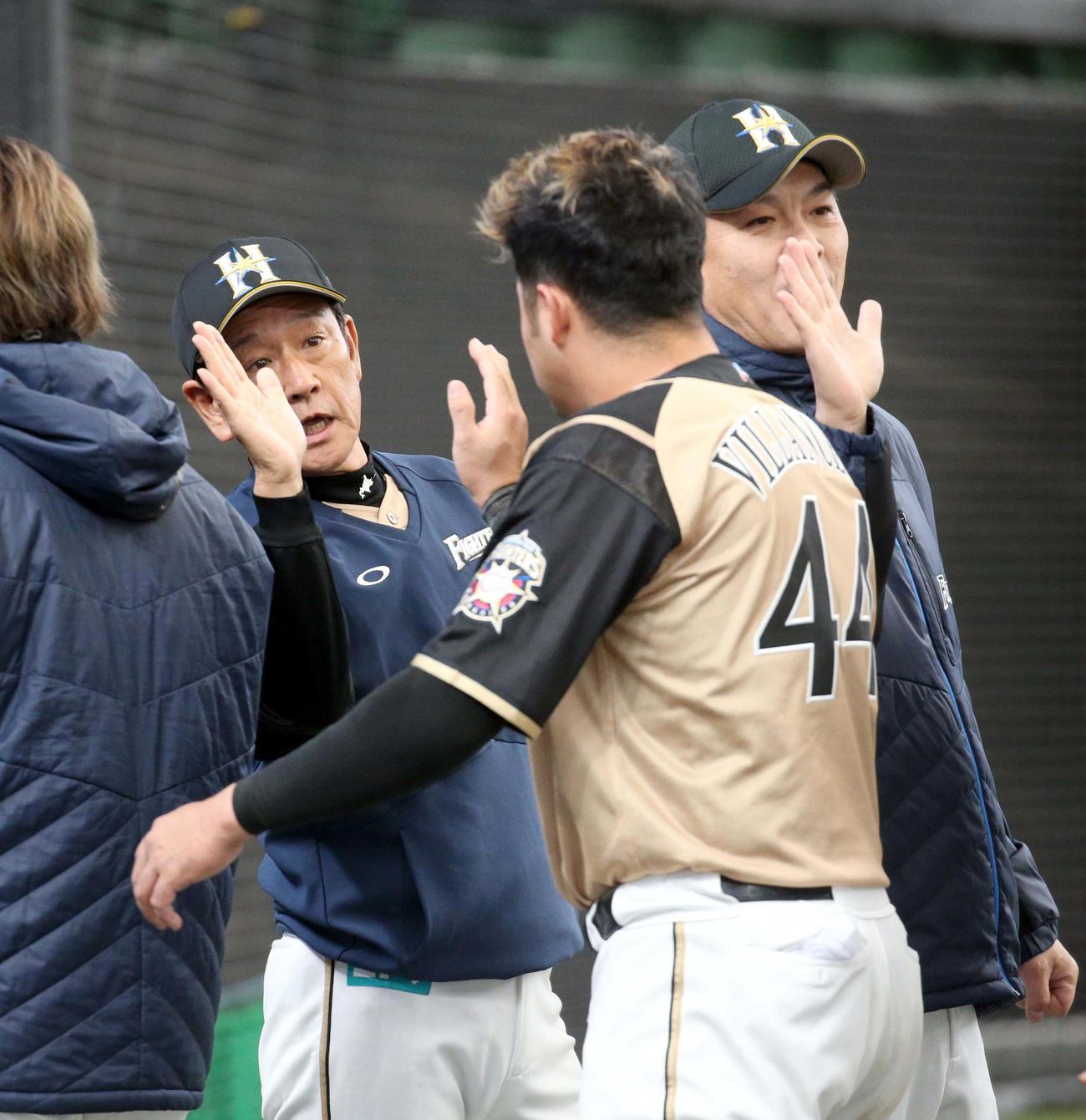 西武対日本ハム　試合終了後、日本ハム栗山監督はビヤヌエバ（右手前）を出迎える（撮影・佐藤翔太）