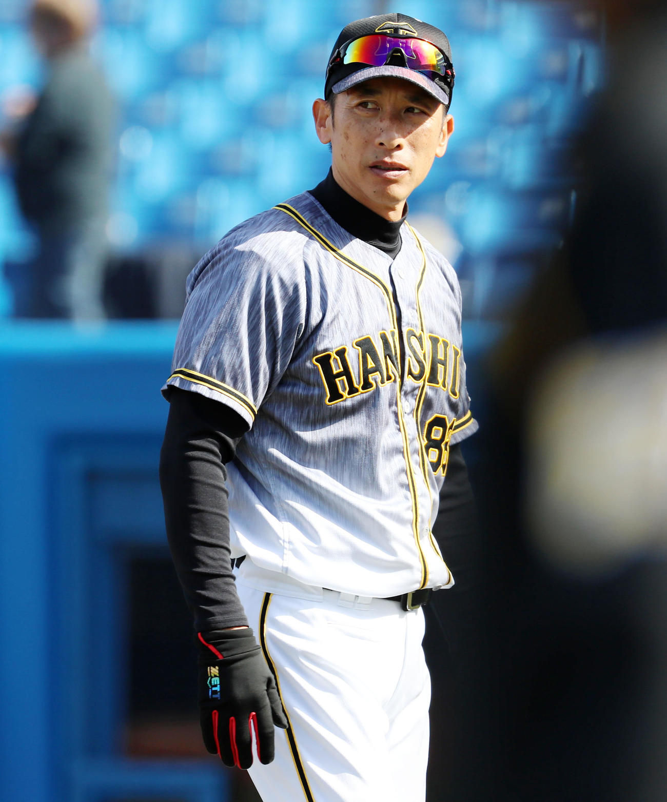 ヤクルト対阪神　4回裏を終え選手交代を告げる矢野監督（撮影・加藤哉）