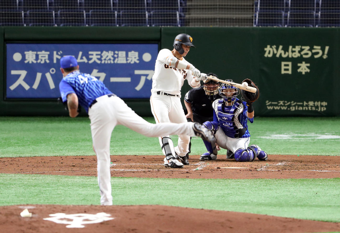 巨人対DeNA　3回裏巨人無死、ソロ本塁打を放つ大城。投手ピープルズ（撮影・狩俣裕三）