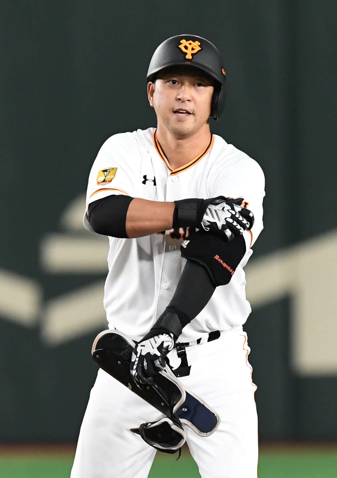 巨人対DeNA　5回裏巨人1死三塁、適時二塁打を放った中島（撮影・山崎安昭）