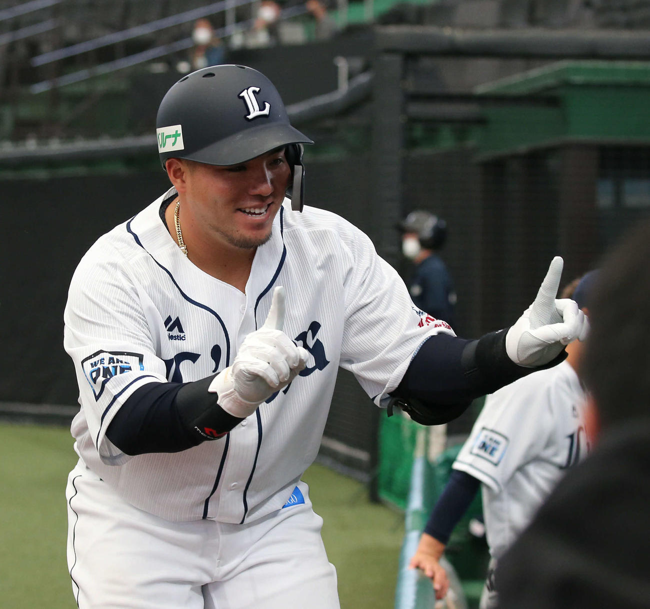 西武対日本ハム　4回裏西武1死、左中間に本塁打を放ちお久しぶりのポーズを見せる山川（撮影・井上学）