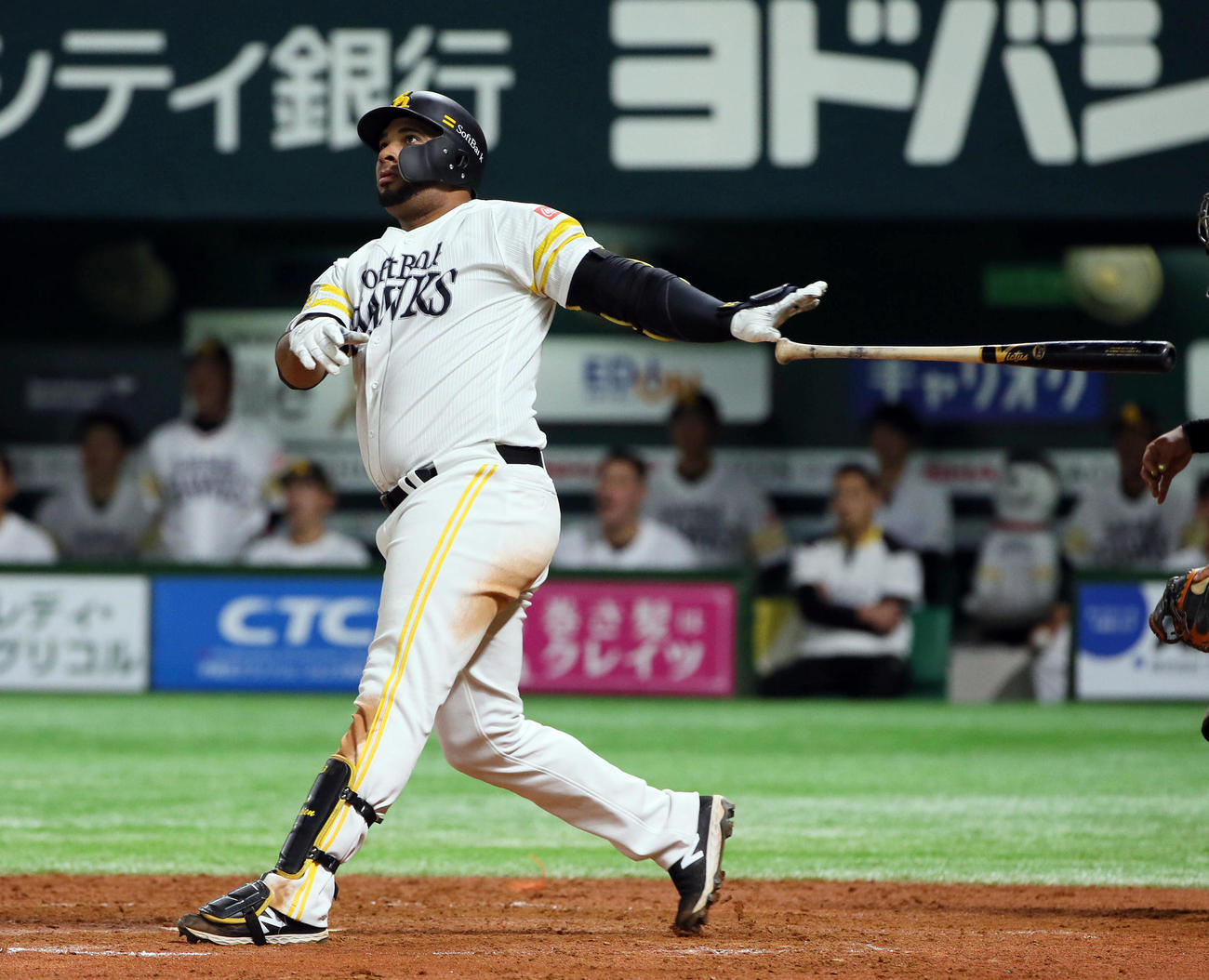 ソフトバンク対ロッテ　練習試合　5回裏ソフトバンク2死一塁、バレンティンは左越えに勝ち越し2点本塁打を放つ（撮影・栗木一考）