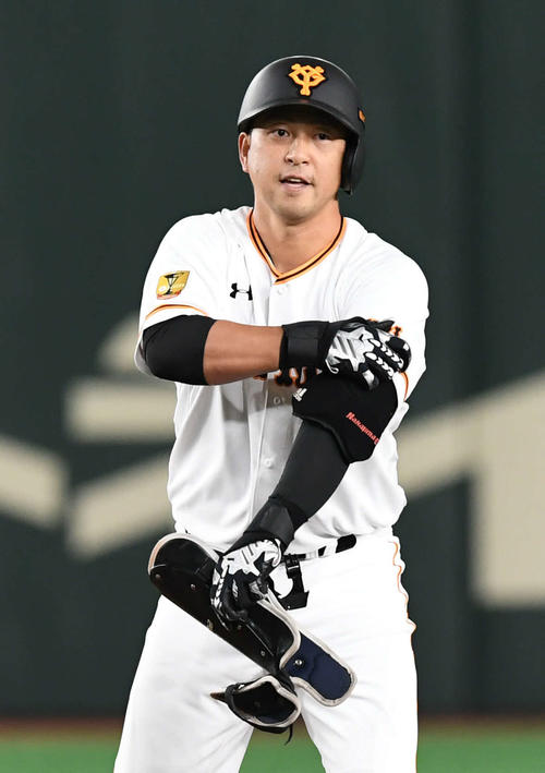 巨人対DeNA　5回裏巨人1死三塁、適時二塁打を放った中島（撮影・山崎安昭）