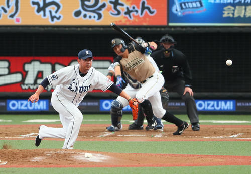 西武対日本ハム　2回表日本ハム2死満塁、大田に適時内野安打を浴びる松坂（撮影・足立雅史）